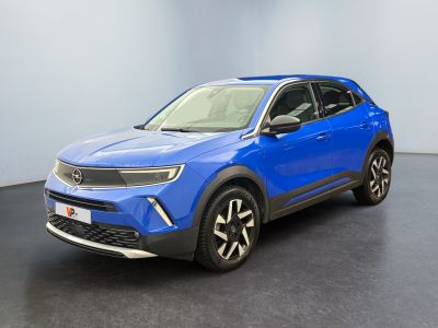 un SUV bleu garé dans une pièce au sol noir