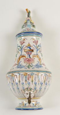 un grand vase surmonté d'un oiseau