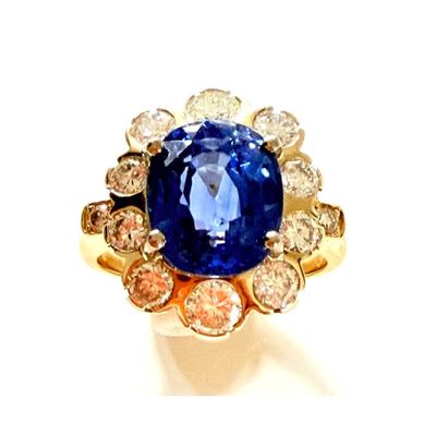une image d'une bague en saphir bleu et diamant sur fond blanc