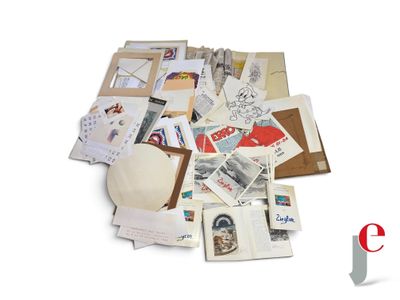 une pile de lettres et d'enveloppes posée sur une surface blanche