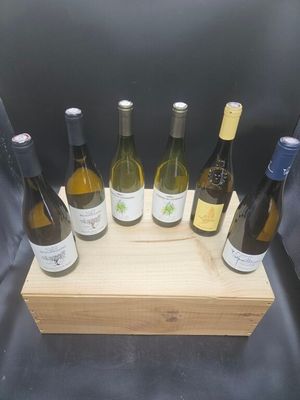 six bouteilles de vin dans un coffret en bois sur une table