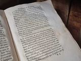 un livre ouvert posé sur une table en bois