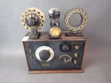 une radio à l'ancienne posée sur une table
