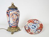 deux vases posés l'un à côté de l'autre sur une table