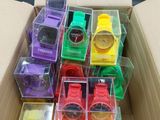 une boîte contenant tout un tas de montres de différentes couleurs