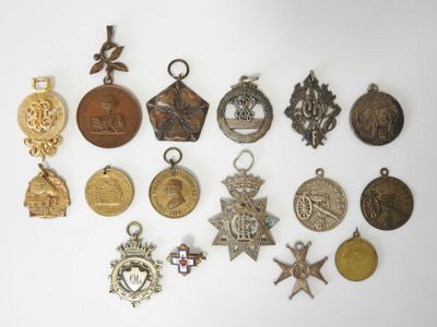 une image représentant une collection de médailles posées sur une surface blanche