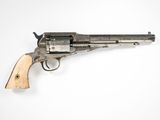un vieux revolver avec un manche en bois sur fond blanc