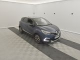 la voiture bleue est garée dans le garage sur le sol en damier