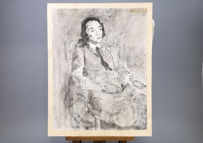 tableau représentant une femme assise sur une chaise devant un mur gris
