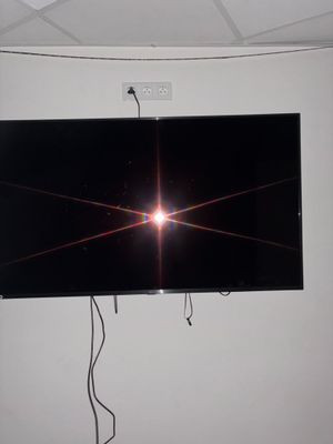 un téléviseur à écran plat accroché au mur d'une pièce
