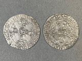 deux pièces d'argent, l'une ornée d'une croix et l'autre d'une couronne