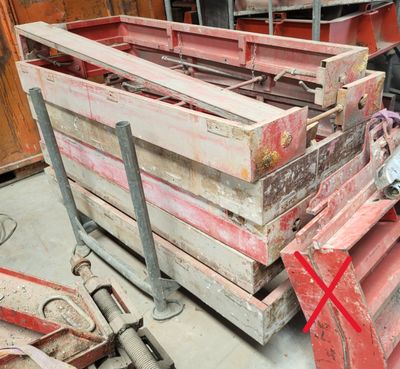 un tas de vieilles palettes en bois posées par terre