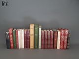 plusieurs livres sont alignés sur une table