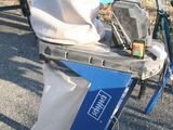 un chariot bleu sur lequel est posé un sac blanc