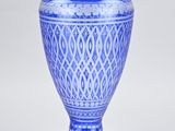 un vase bleu posé sur une table