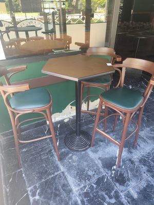 une table avec quatre chaises et un bol posé dessus