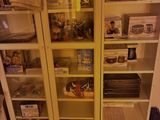 une grande armoire contenant de nombreux objets