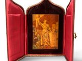 un coffret rouge contenant une peinture à l'intérieur