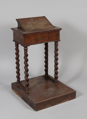 une vieille table en bois sur laquelle est posé un livre
