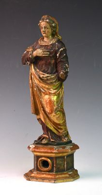 une statue représentant une femme debout sur un socle