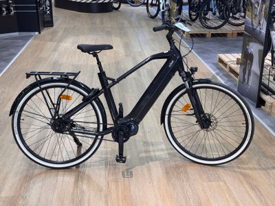 un vélo posé par terre dans un magasin