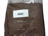 un sac de croquettes posé sur une table