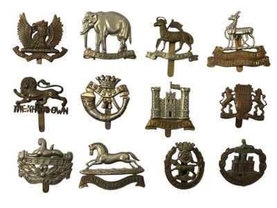Plusieurs types d'insignes militaires sont représentés sur un fond blanc