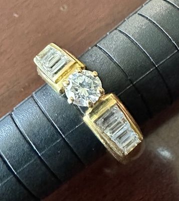un stylo orné d'une bague en diamant, posé sur une table
