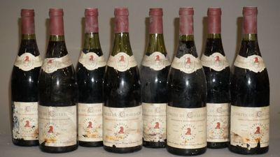 six bouteilles de vin sont alignées sur une table