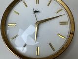 une horloge à chiffres romains accrochée au mur