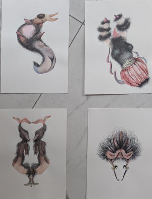 quatre cartes représentant des animaux, posées sur une table