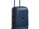 un gros plan d'une valise à roulettes sur fond blanc