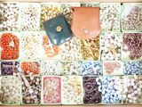 une boîte remplie de perles, avec un téléphone portable à l'intérieur