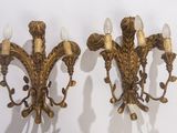 paire d'appliques murales anciennes en laiton avec des ampoules en verre blanc