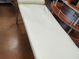 une table blanche et une chaise blanche dans une pièce