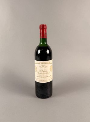 une bouteille de vin posée sur une table