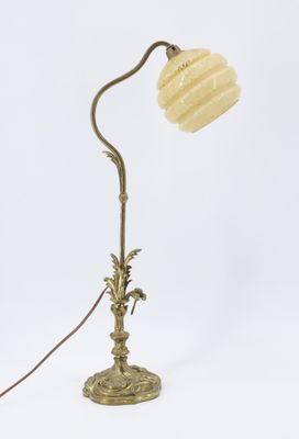 une lampe de table ancienne en laiton avec un abat-jour en verre, sur fond blanc