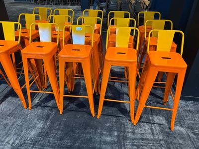 beaucoup de tabourets orange posés par terre