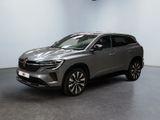 un SUV gris garé dans une pièce aux murs blancs