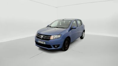 La petite voiture bleue est garée dans une pièce blanche.