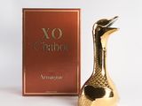 l'image d'un flacon de parfum à côté d'une boîte de parfum