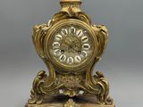 une horloge en or posée sur une table