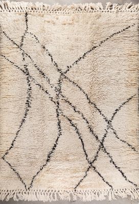 un gros plan d'un tapis blanc et noir posé sur une surface grise