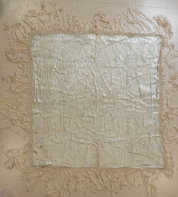 Châle en soie et fils d'argent, avec ranges, L : 125 cm, l :…