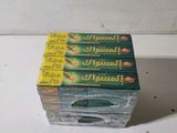 une pile de paquets de cigarettes posée sur un comptoir