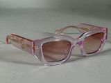 des lunettes de soleil violettes et roses posées sur une surface blanche, sur fond blanc
