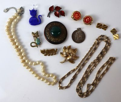 beaucoup de bijoux posés ensemble sur la table