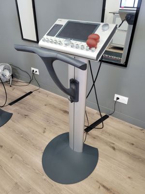 une photo d'une pièce avec un tapis de course et un ventilateur