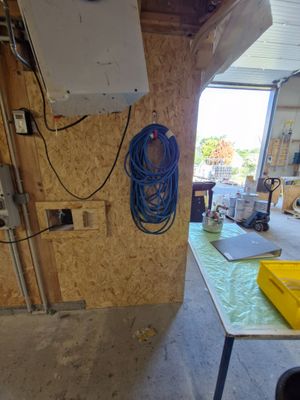 une photo d'une pièce où l'on voit de nombreux outils posés sur la table