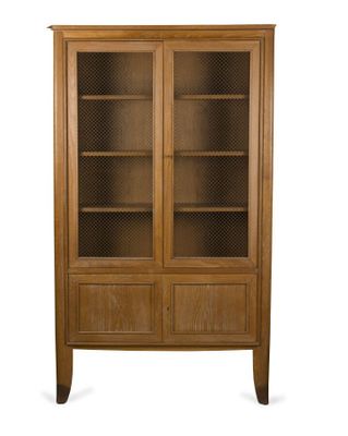 une grande armoire en bois avec des portes vitrées et des tiroirs